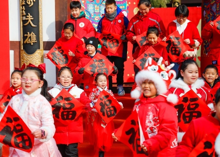 2月2日，小朋友在濟南五龍?zhí)毒皡^(qū)參加送福字活動。新華社發(fā)（徐舟攝）