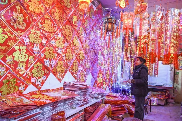 1月21日，在山西省晉中市平遙縣一家市場，市民在選購年貨。新華社發(fā)（梁生仁攝）