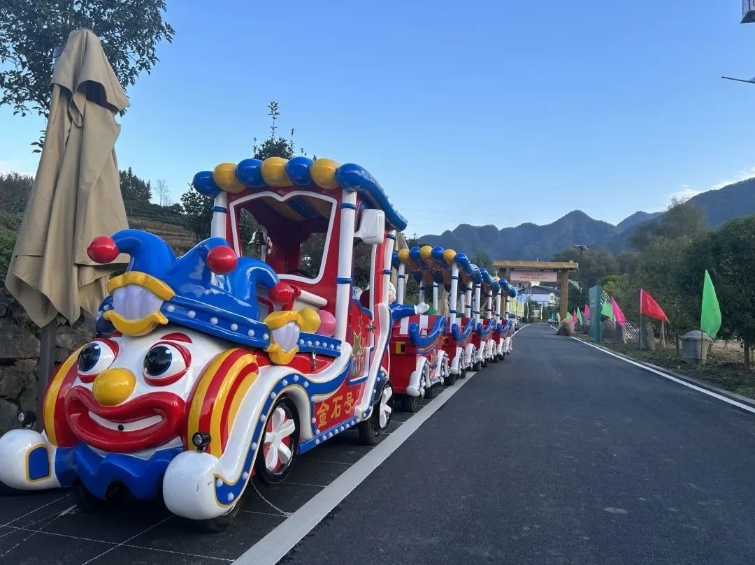 2023年10月，金石村集體出資購(gòu)買(mǎi)了兩輛無(wú)軌觀光小火車(chē)。紫陽(yáng)縣融媒體中心供圖