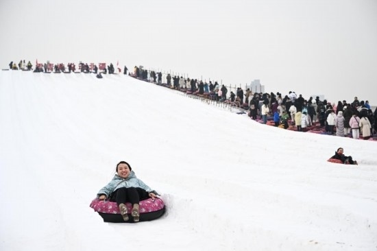 圖為1月18日，市民在內(nèi)蒙古賽馬場滑雪圈。新華社記者 貝赫 攝