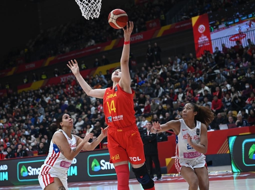 2月11日，中國(guó)隊(duì)球員李月汝（中）在比賽中上籃。新華社記者 李一博 攝