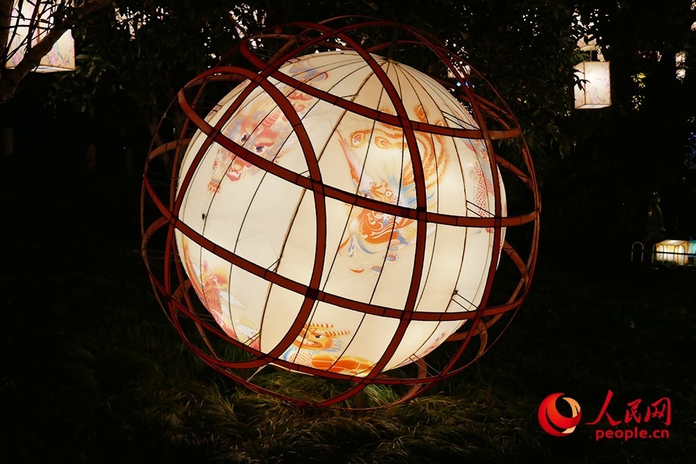 白鷺洲公園展出的燈彩作品。人民網(wǎng)記者 韋衍行攝