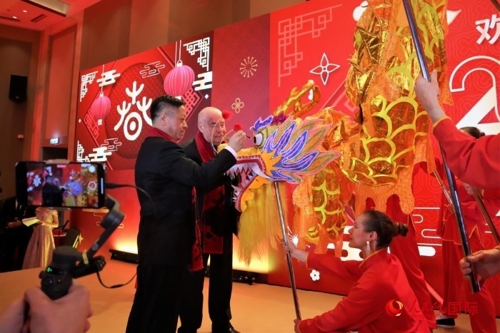 張漢暉（左）、施威特科（右）共同為彩龍點睛。于子恒攝