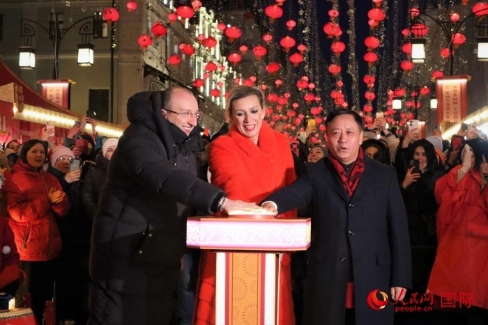 張漢暉、扎哈羅娃、科茲洛夫（從右至左）共同按下活動啟動按鈕。于子恒攝