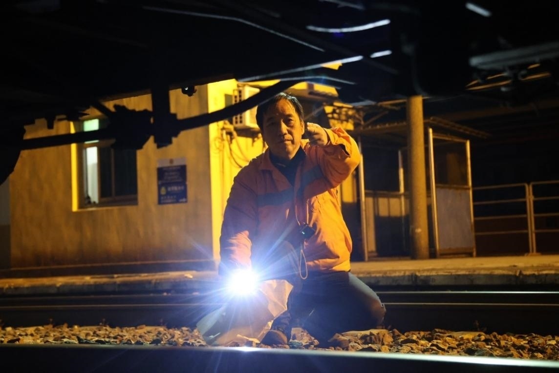 凌晨2點(diǎn)，李金饒正在檢查關(guān)門車。陸佳駿攝