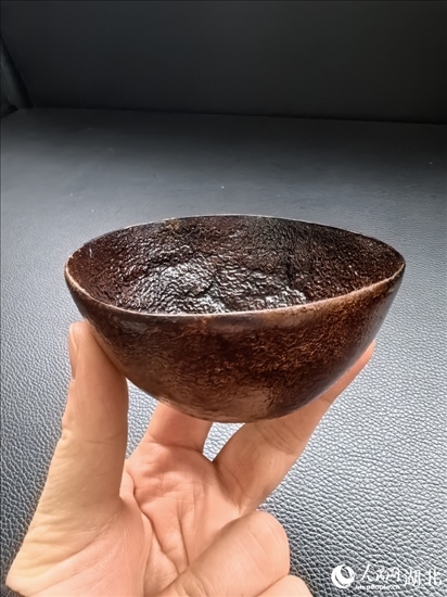 用橘子皮制成的碗。人民網(wǎng)記者 周雯攝