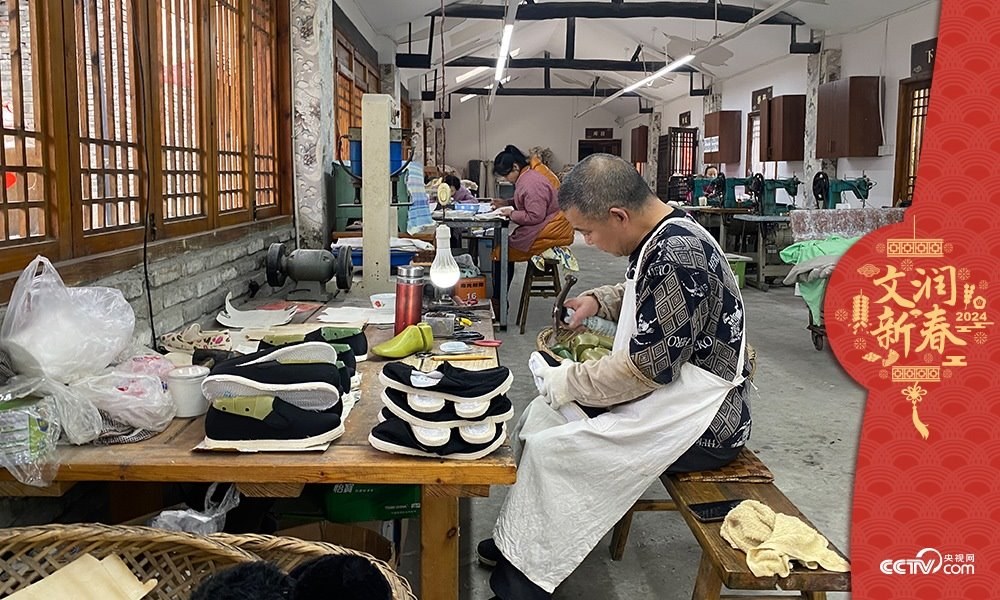 唐昌布鞋坊內的工人正在趕制布鞋。王凡攝
