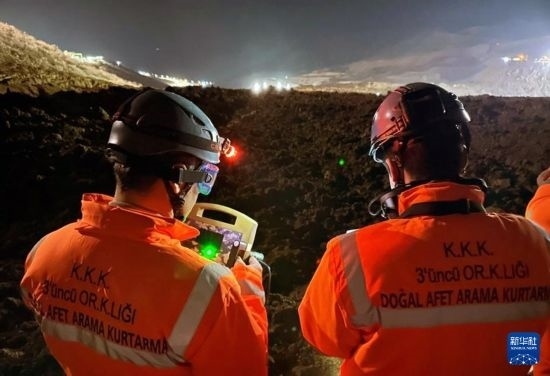 2月13日，救援人員在土耳其東部埃爾津詹省伊利奇區(qū)礦難現(xiàn)場(chǎng)工作。新華社發(fā)（穆斯塔法·卡亞攝）