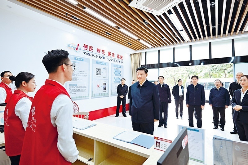 2023年12月14日至15日，中共中央總書記、國家主席、中央軍委主席習(xí)近平在廣西考察。這是14日上午，習(xí)近平在南寧市良慶區(qū)蟠龍社區(qū)黨群服務(wù)中心考察。 新華社記者 燕雁/攝