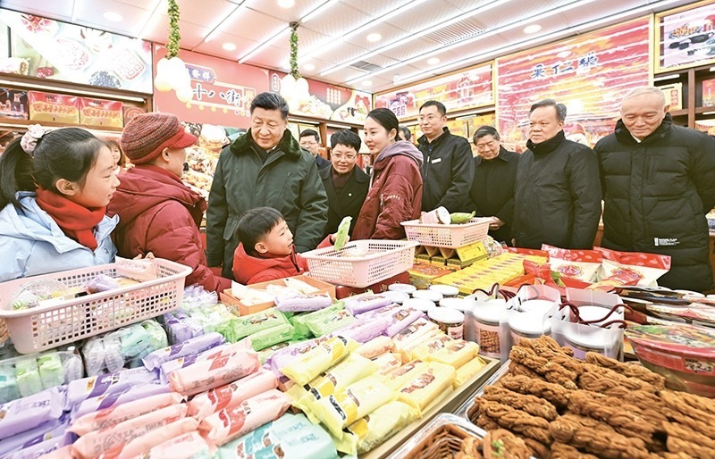 2024年2月1日至2日，中共中央總書記、國家主席、中央軍委主席習(xí)近平來到天津，看望慰問基層干部群眾。這是1日下午，習(xí)近平在天津古文化街考察時，走進(jìn)店鋪同現(xiàn)場群眾互動交流。 新華社記者 謝環(huán)馳/攝