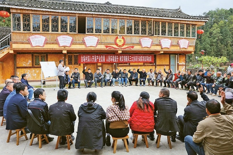 圖為2023年4月6日，貴州省黔東南苗族侗族自治州施秉縣白垛鄉(xiāng)白垛村村民在討論產(chǎn)業(yè)發(fā)展、人居環(huán)境提升、鄉(xiāng)村文明建設(shè)相關(guān)事宜。 人民圖片 磨桂賓/攝