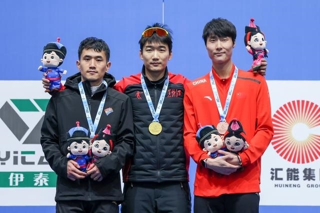 1月12日，“十四冬”速度滑冰（公開組）男子500米比賽，冠軍黑龍江隊選手高亭宇（中）、亞軍遼寧隊選手楊濤（左）、季軍河北隊選手李添龍在頒獎儀式上合影。新華社記者 王楷焱 攝