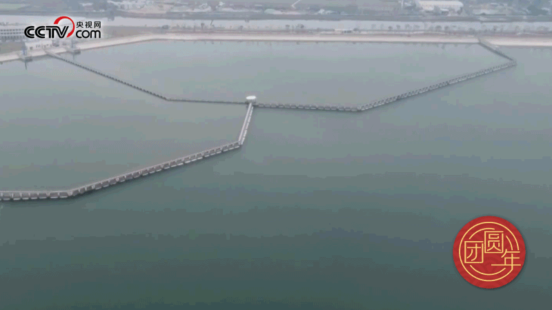 △西江潛地行，潤澤大灣區(qū)。珠江三角洲水資源配置工程西起廣東佛山順德西江干流鯉魚洲，穿越獅子洋，東至深圳公明水庫，是世界上流量最大的長距離有壓調(diào)水工程。