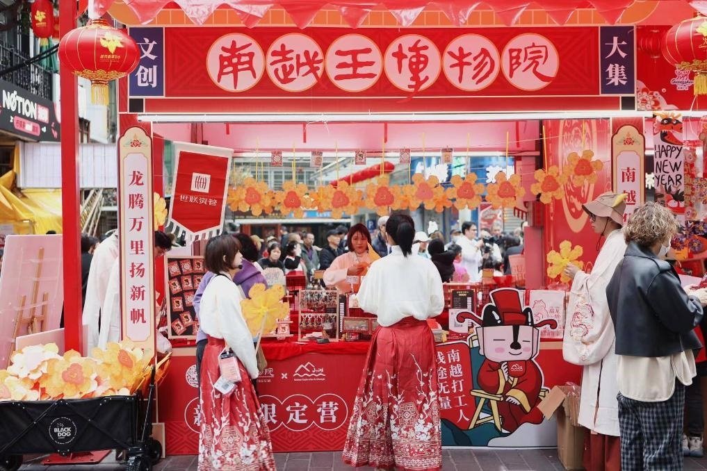 在西湖花市的南越王博物院攤位，文創(chuàng)與花市的跨界融合吸引了不少市民游客駐足。（南越王博物院供圖）