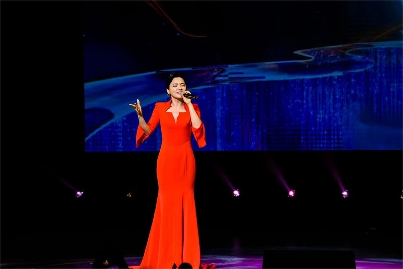 女高音歌唱家陳思思演唱《但愿人長久》。趙 靖攝