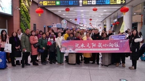 2月11日，一批馬來西亞游客抵達(dá)沈陽桃仙國際機(jī)場。新華社發(fā)