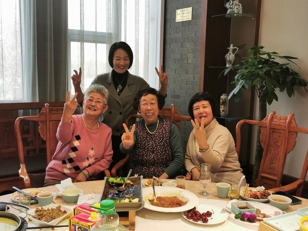 吳釗（前排左一）和鄰居一起在天津過年。（采訪對象供圖）