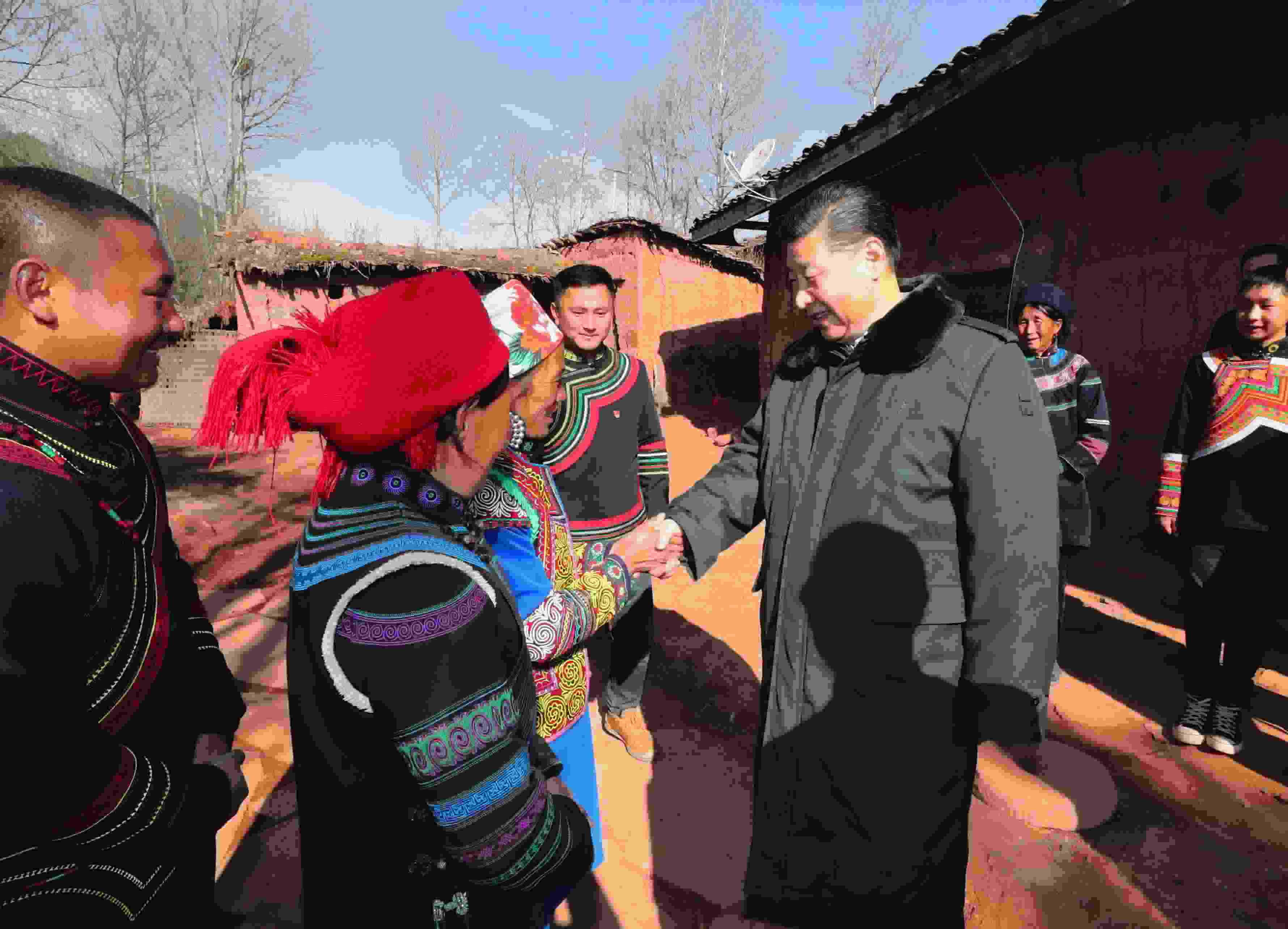 △ 2018年2月11日，習(xí)近平總書記驅(qū)車2個(gè)多小時(shí)，從四川西昌市來到位于大涼山深處的昭覺縣三岔河鄉(xiāng)三河村、解放鄉(xiāng)火普村，走進(jìn)彝族貧困群眾家中，看實(shí)情、問冷暖、聽心聲，同當(dāng)?shù)馗刹咳罕姽采叹珳?zhǔn)脫貧之策。