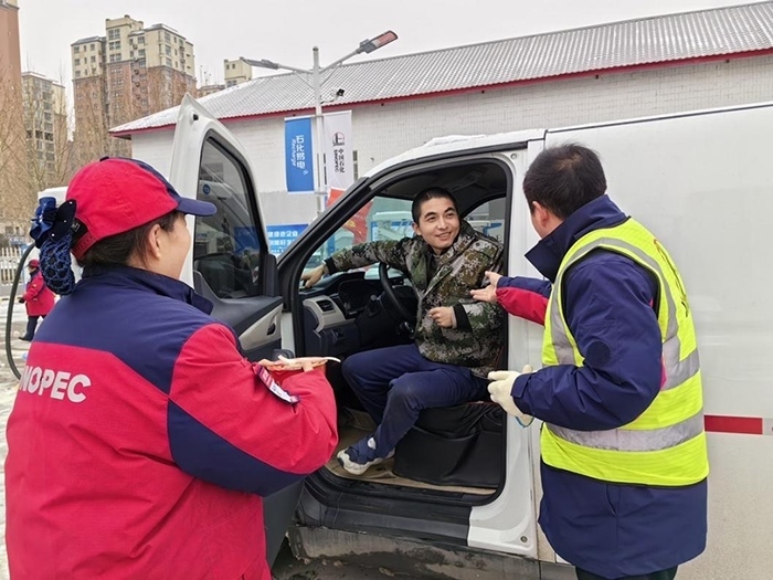 加能站員工為雪天到站充電的司機(jī)送來泡面并邀請他到站里休息。受訪者供圖