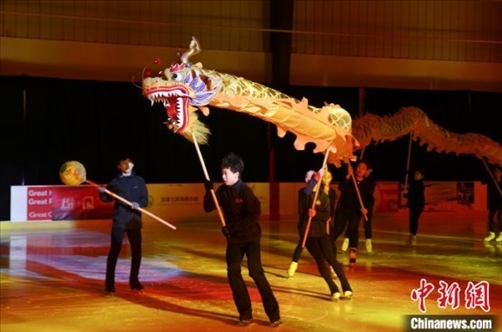 當?shù)貢r間2月17日晚，作為農(nóng)歷甲辰龍年“歡樂春節(jié)”系列活動之一，別具特色的青少年冰上春晚在加拿大多倫多舉行。圖為青少年表演冰上舞龍。 中新社記者 余瑞冬 攝