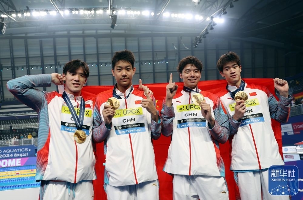 2月11日，2024年多哈游泳世錦賽男子4×100米自由泳接力決賽，中國隊(duì)選手王浩宇、張展碩、季新杰和潘展樂（從左到右）在頒獎儀式后合影慶祝。新華社記者 雒圓 攝
