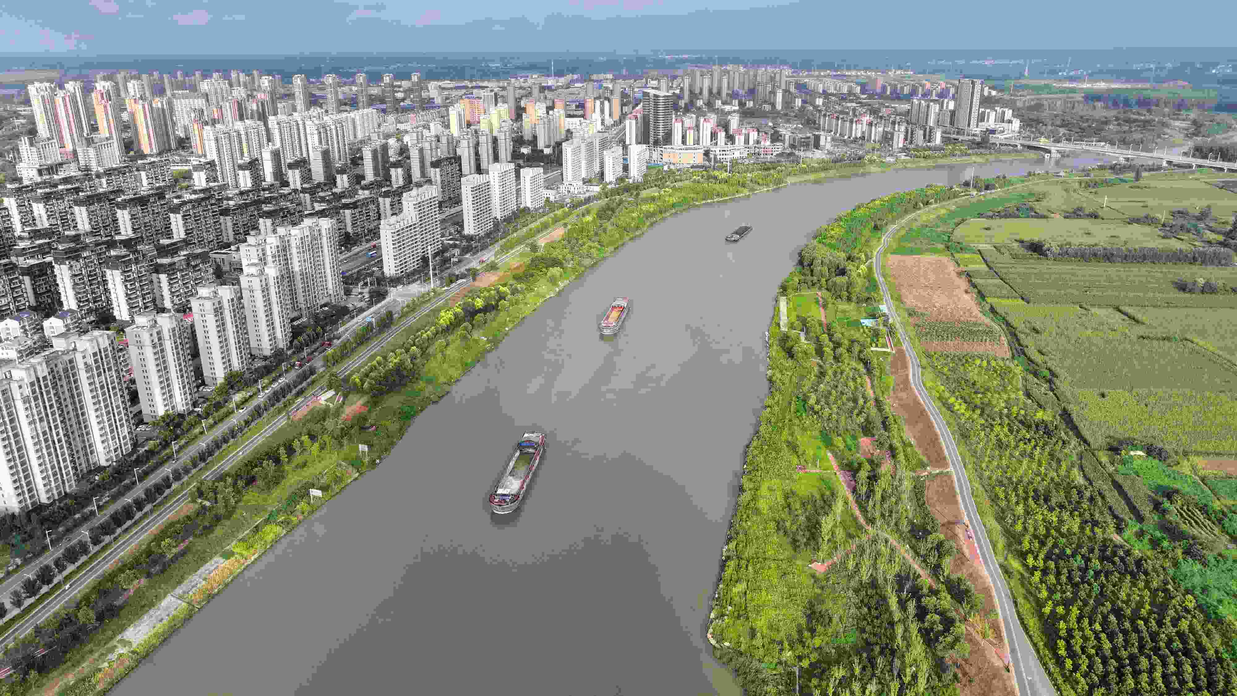 △ 2023年8月21日，安徽阜陽，初秋時節(jié)，界首城市建設(shè)與沙潁河水系、橋梁和綠植相映襯，構(gòu)成一幅生態(tài)宜居的美麗畫卷。