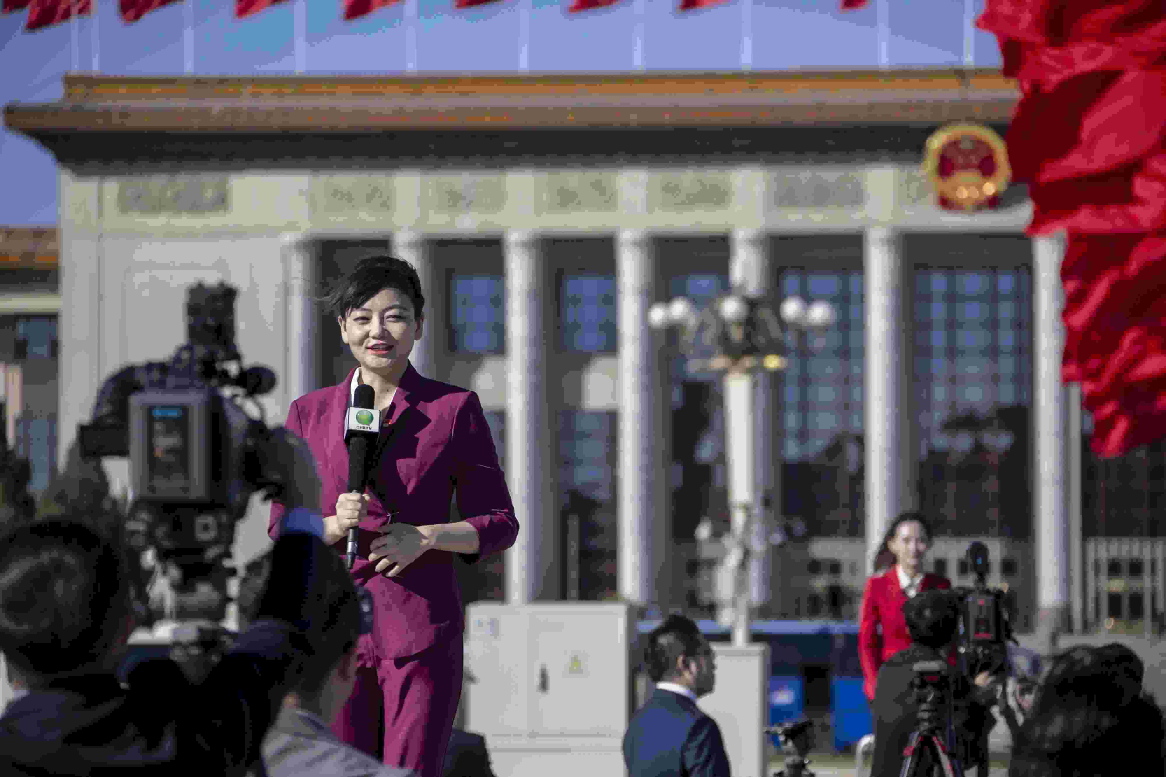 △ 2022年10月22日，北京人民大會堂，中國共產(chǎn)黨第二十次全國代表大會勝利閉幕，媒體記者戶外進行現(xiàn)場報道。