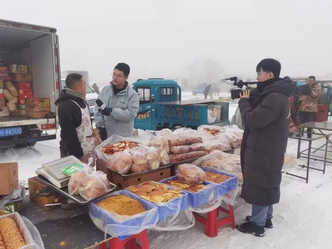 △ 2024年1月1日，在中央廣播電視總臺中央電視臺《新年新愿》報道中，遼寧營口鲅魚圈區(qū)大集賣餅干的小哥憨態(tài)可掬的表情、生機勃勃的臉龐、充滿煙火氣的新年愿望，讓他火爆出圈。