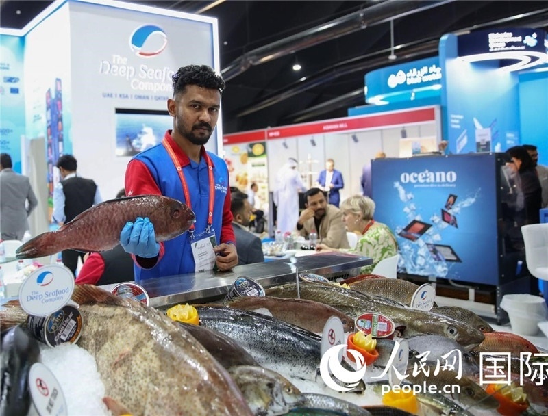 海灣食品展上，一位展商在展示海產(chǎn)品。人民網(wǎng) 塔里克·易卜拉欣攝
