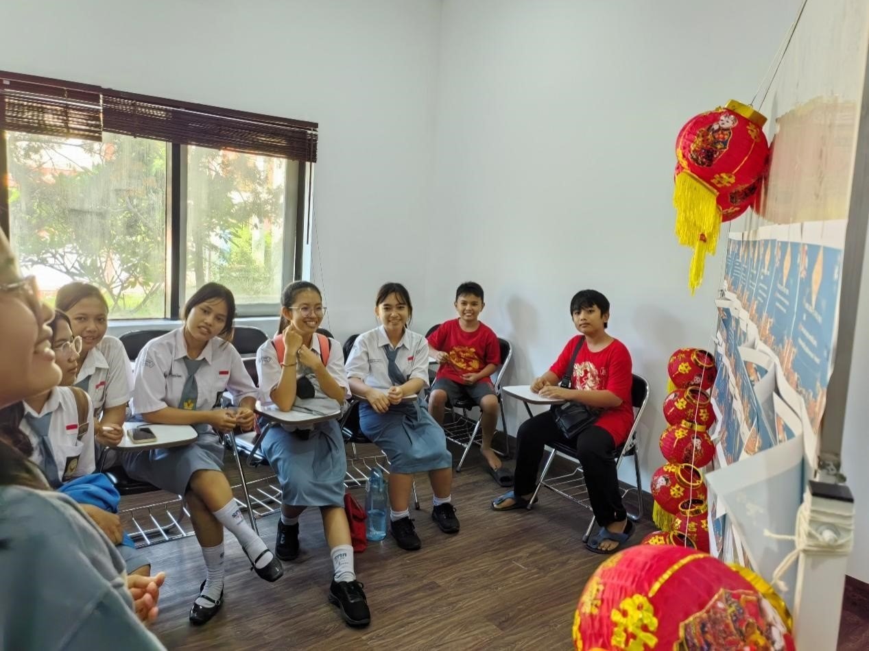 學(xué)生們踴躍參與猜燈謎活動。巴陵康孔子學(xué)院供圖