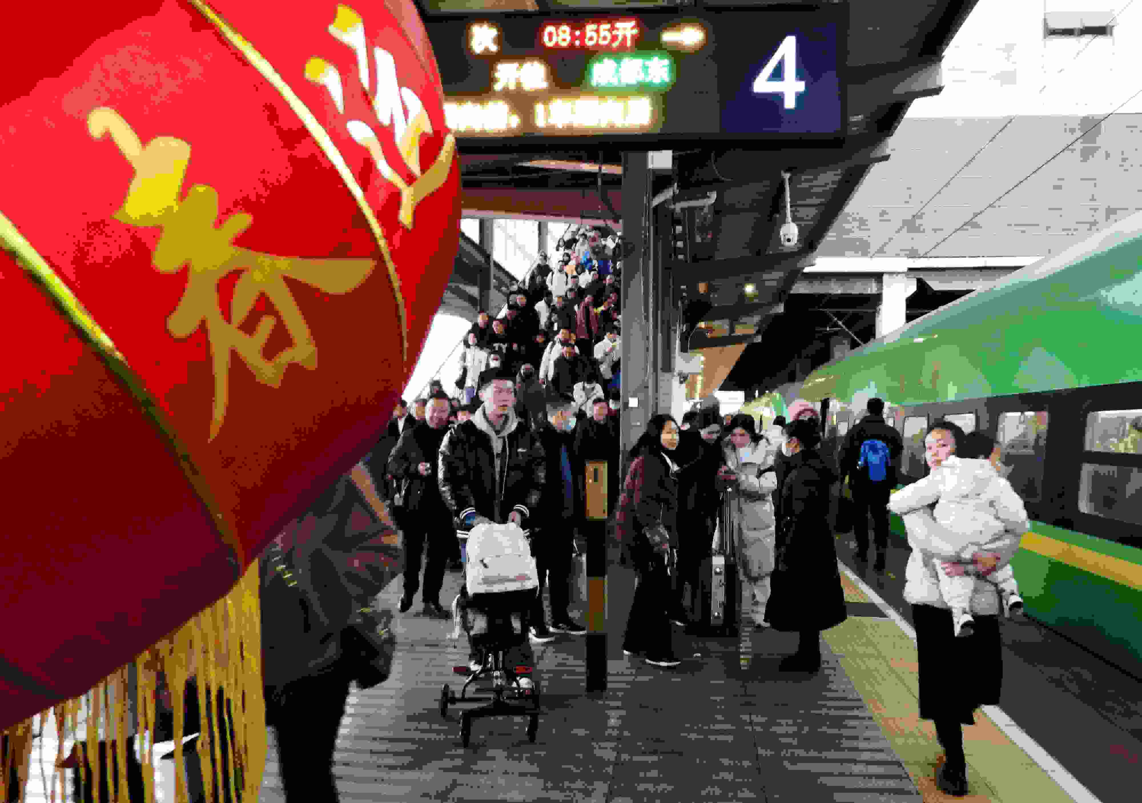 △ 2024年1月26日，四川省達(dá)州市車(chē)站，準(zhǔn)備乘坐“復(fù)興號(hào)”動(dòng)車(chē)組列車(chē)出行的旅客。