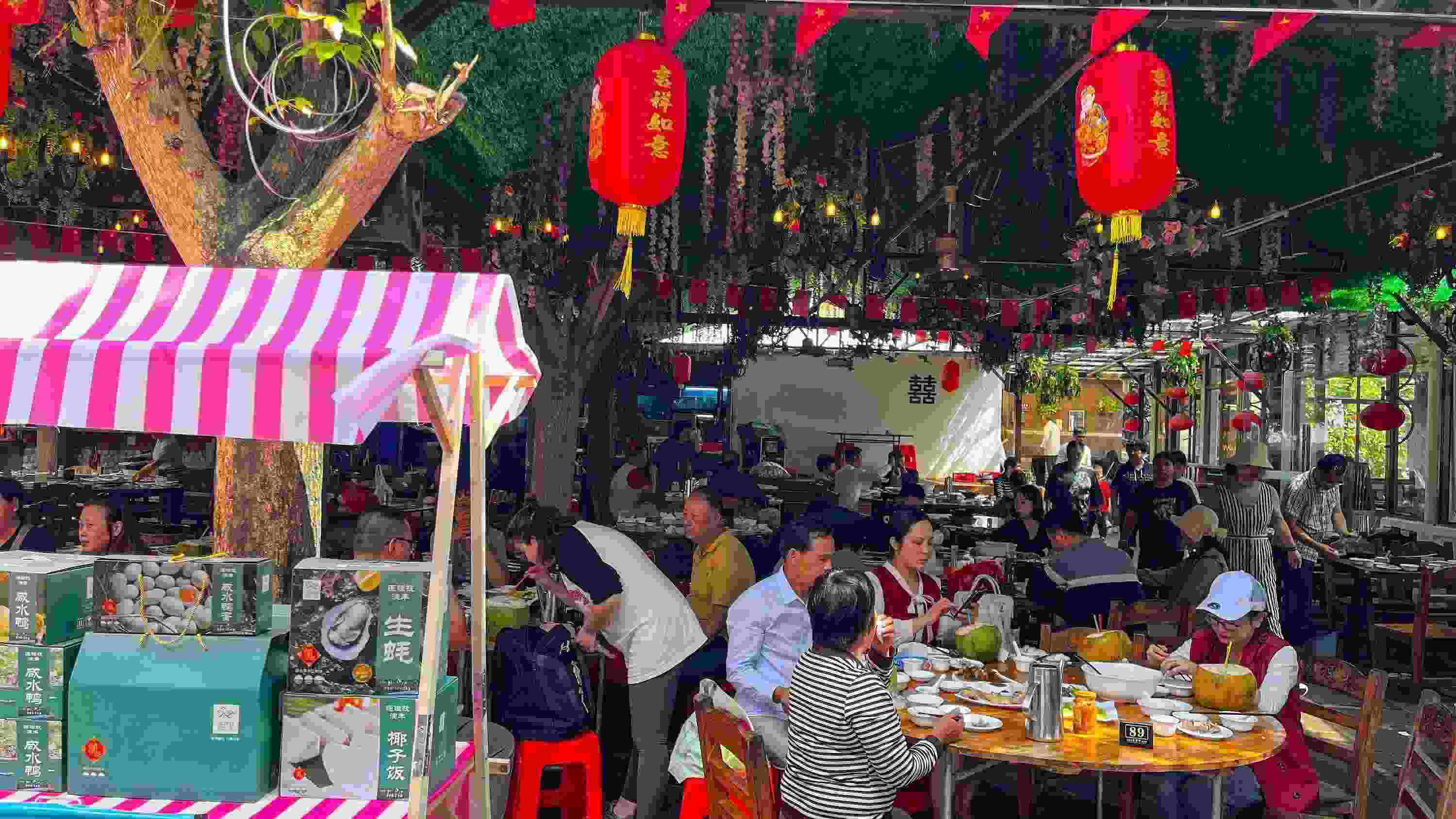 △ 2024年2月17日，春節(jié)假期最后一天，?？卩l(xiāng)村旅游持續(xù)火爆，眾多游客前往漁家樂(lè)品嘗特色海鮮和鄉(xiāng)村美食。