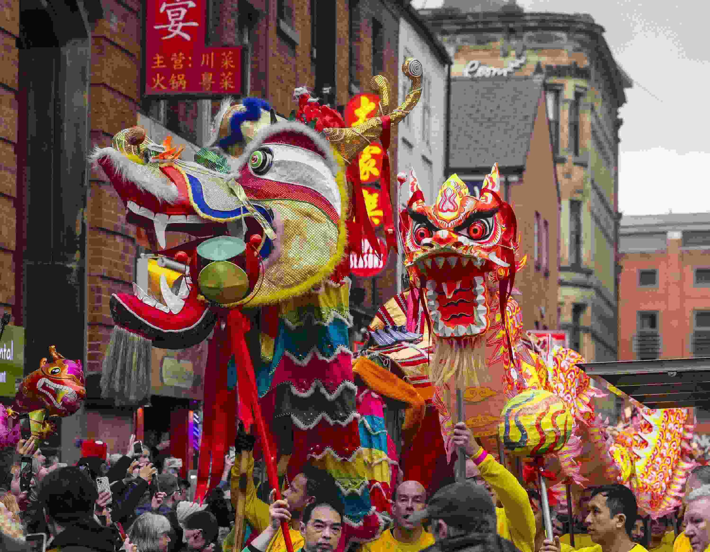 △ 當(dāng)?shù)貢r(shí)間2024年2月11日，英國(guó)曼徹斯特，表演者進(jìn)入中國(guó)城，參加中國(guó)農(nóng)歷龍年春節(jié)的慶?；顒?dòng)。