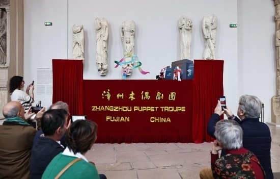 2月10日，在位于法國巴黎埃菲爾鐵塔附近的“建筑與遺產(chǎn)之城”博物館，觀眾欣賞漳州布袋木偶戲。新華社記者高靜攝