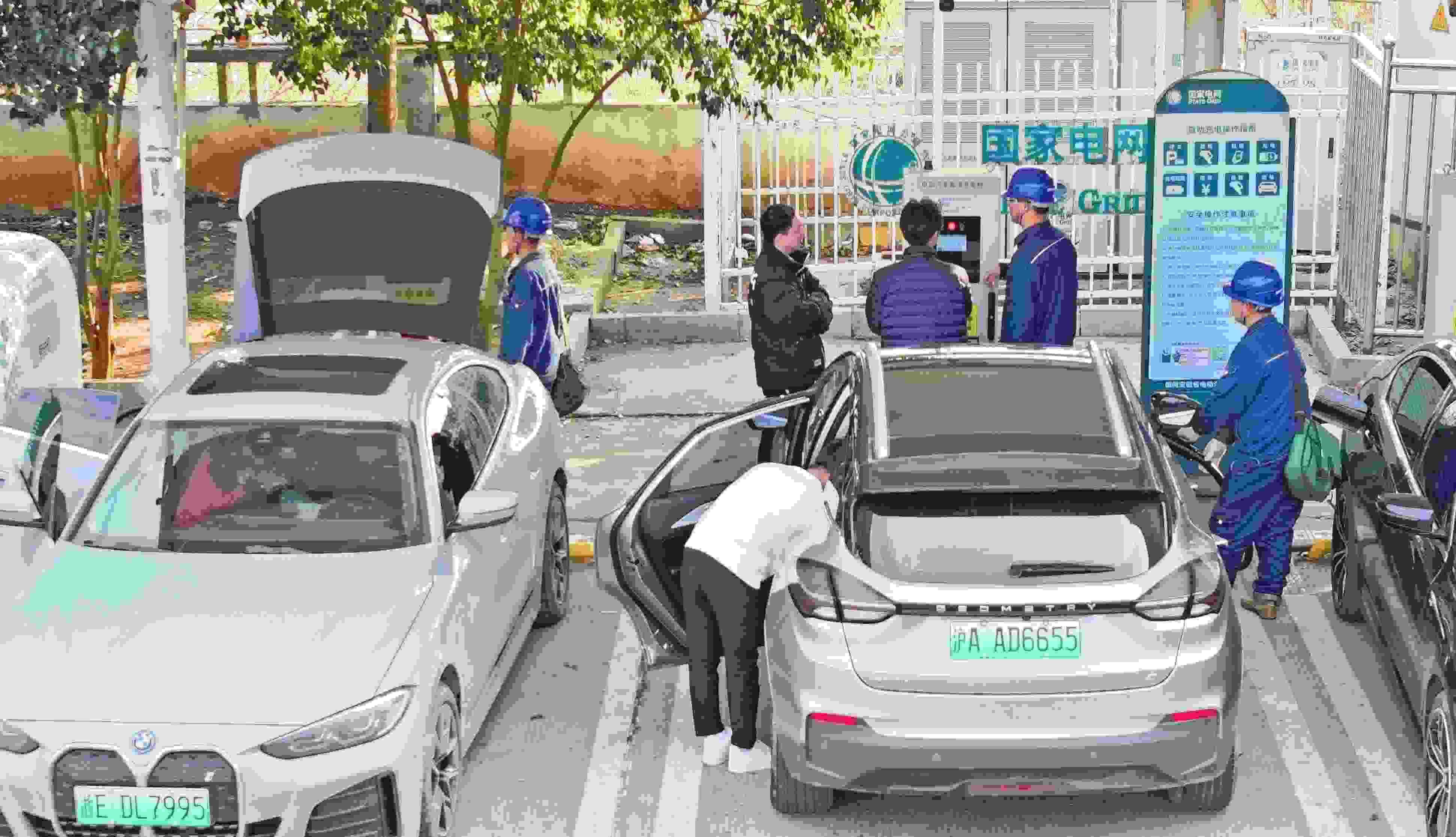 △ 2024年2月17日，安徽滁州來(lái)安縣大英鎮(zhèn)境內(nèi)的G36寧洛高速曹莊服務(wù)區(qū)，滁州市供電公司工作人員協(xié)助電動(dòng)汽車(chē)車(chē)主高效解決充電中遇到的問(wèn)題。