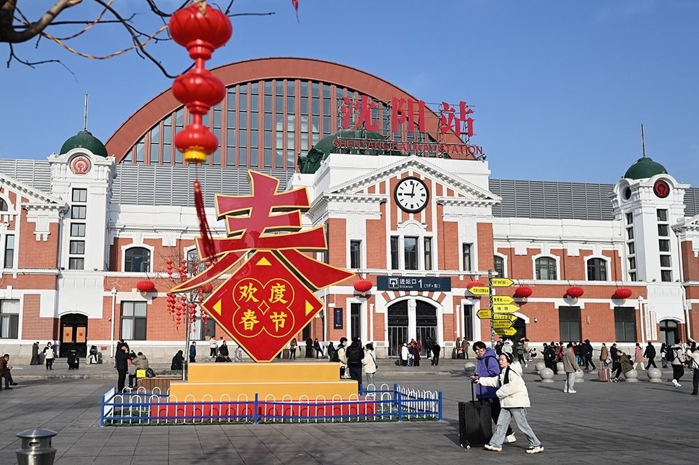 △ 2024年2月17日，沈陽站，人們拉著大大小小的行李箱，踏上了龍年新征程。