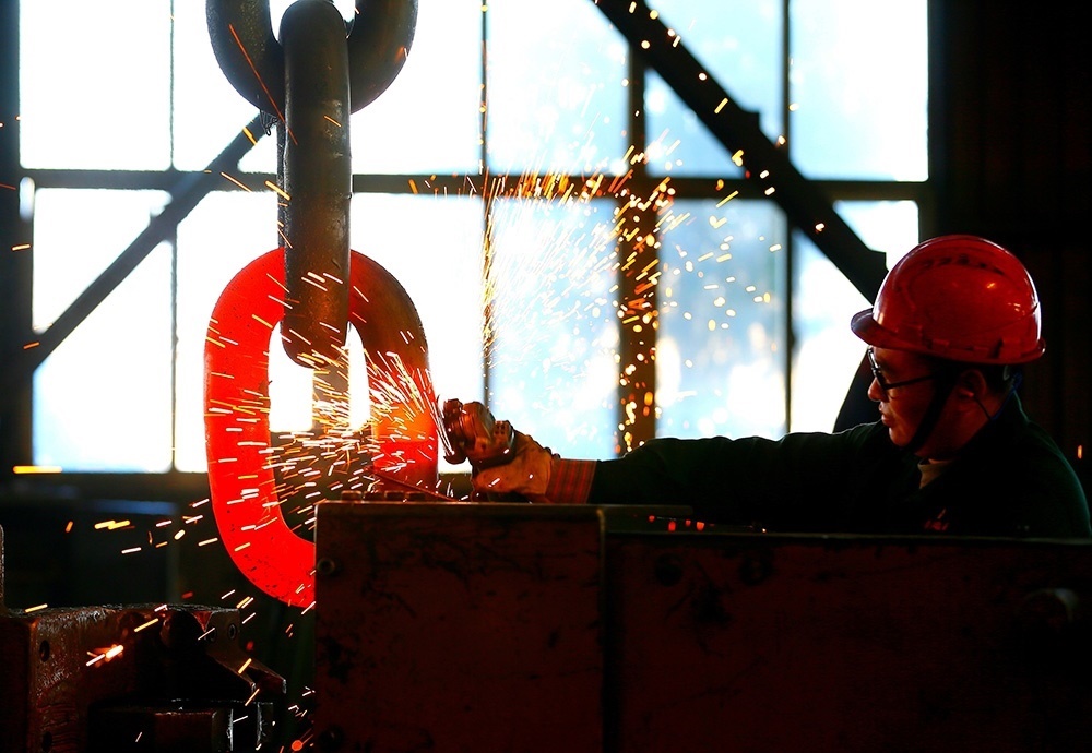 △ 2024年2月17日，青島市，即墨區(qū)靈山街道一家錨鏈企業(yè)，工人正在忙碌。