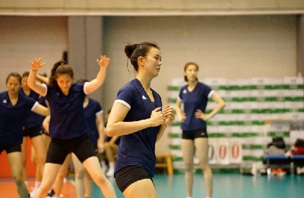 張常寧（右二）在訓練中。人民網(wǎng)記者李乃妍攝