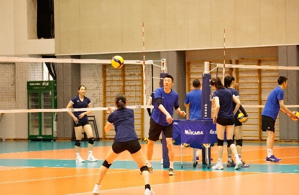 女排隊員在訓練中。人民網(wǎng)記者李乃妍攝