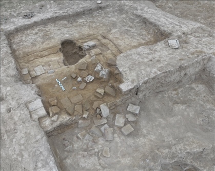 這是都蘭熱水墓群北一區(qū)M37號（“羊圈墓”）祭臺的砌磚。