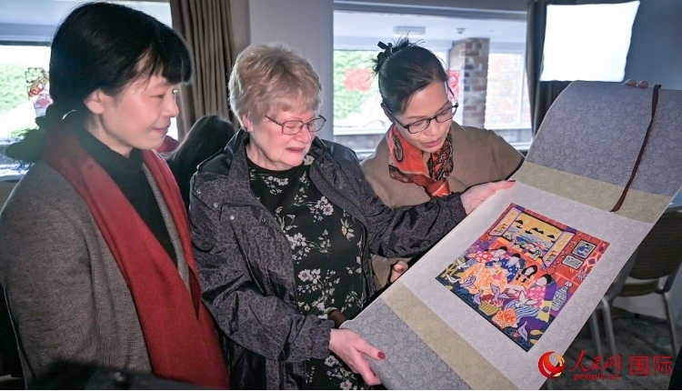 贈(zèng)送舟山漁民畫(huà)。人民網(wǎng) 郭錦標(biāo)攝