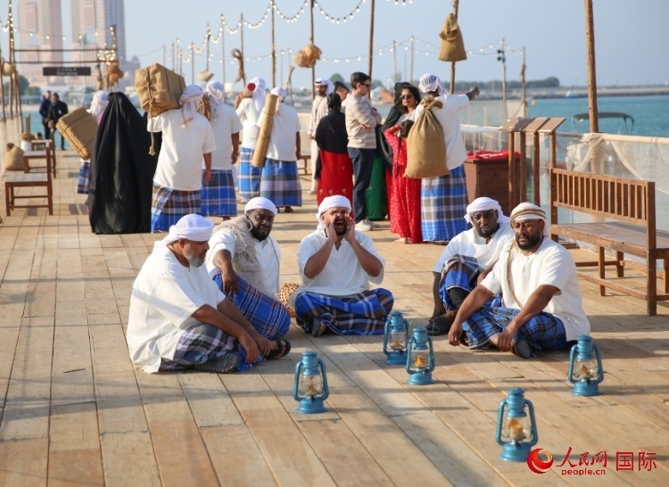 演藝人員展示售賣產(chǎn)品的場(chǎng)景。人民網(wǎng) 塔里克·易卜拉欣攝