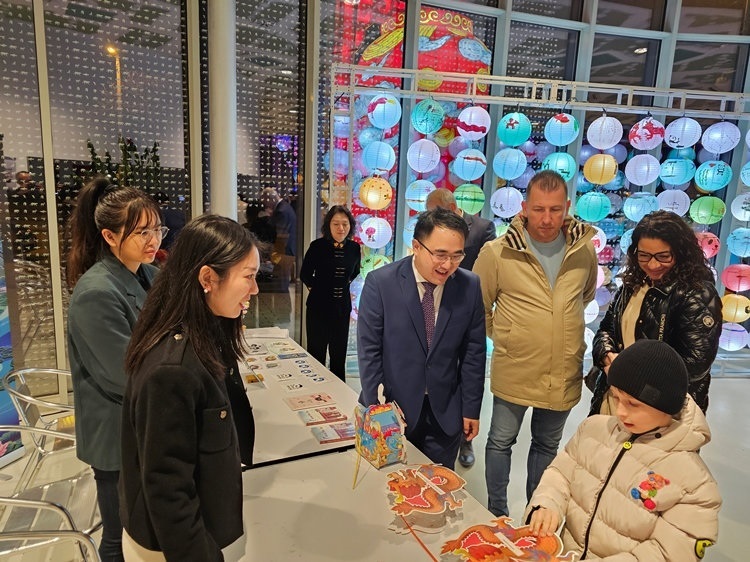 匈牙利小朋友猜燈謎。翟朝暉攝