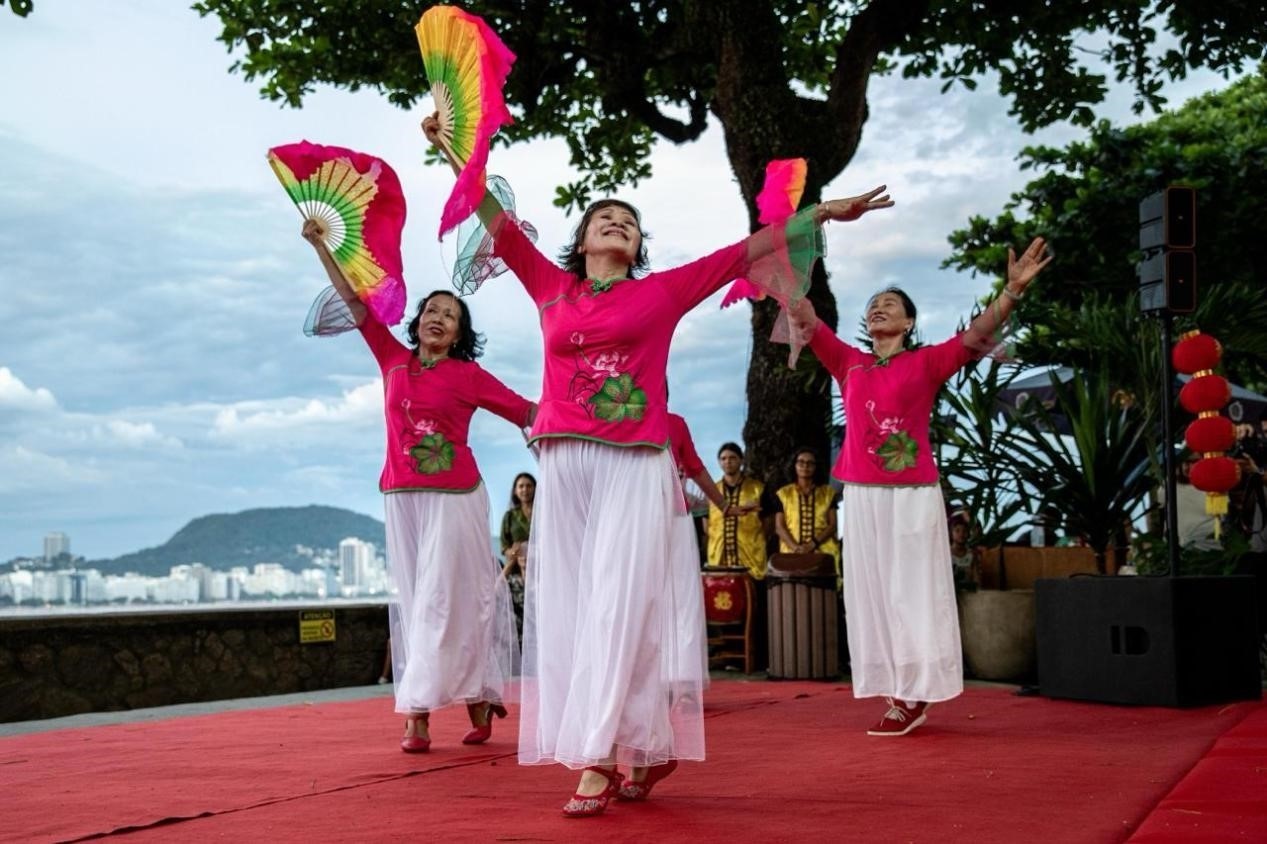 當?shù)貢r間2月24日晚，2024年元宵節(jié)慶?；顒釉诎臀骼锛s熱內(nèi)盧市科帕卡巴納要塞舉辦。巴西山河文化促進中心供圖