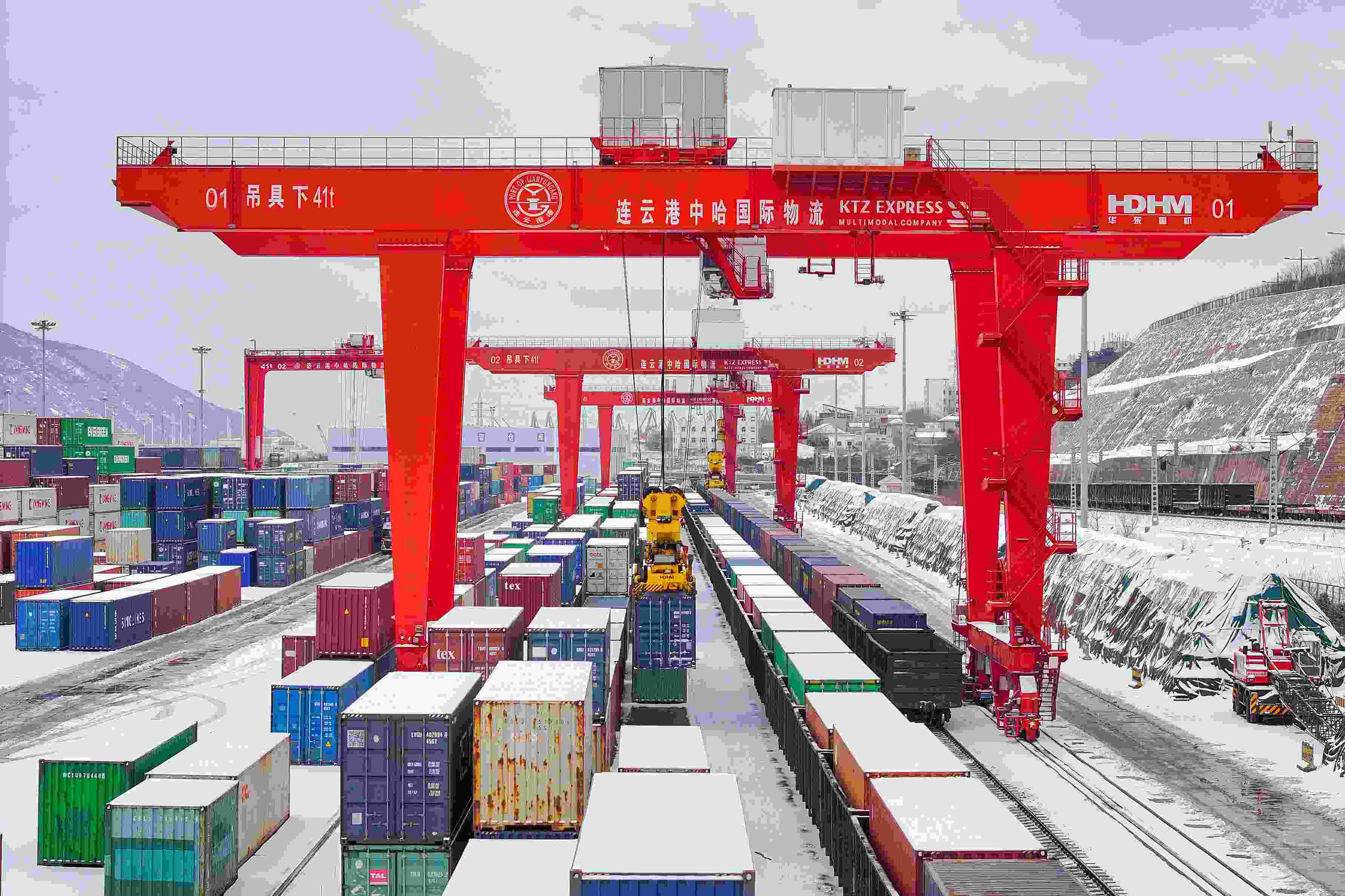 2024年2月22日，江蘇省連云港市中哈連云港物流合作基地，大型機械正在吊裝集裝箱。