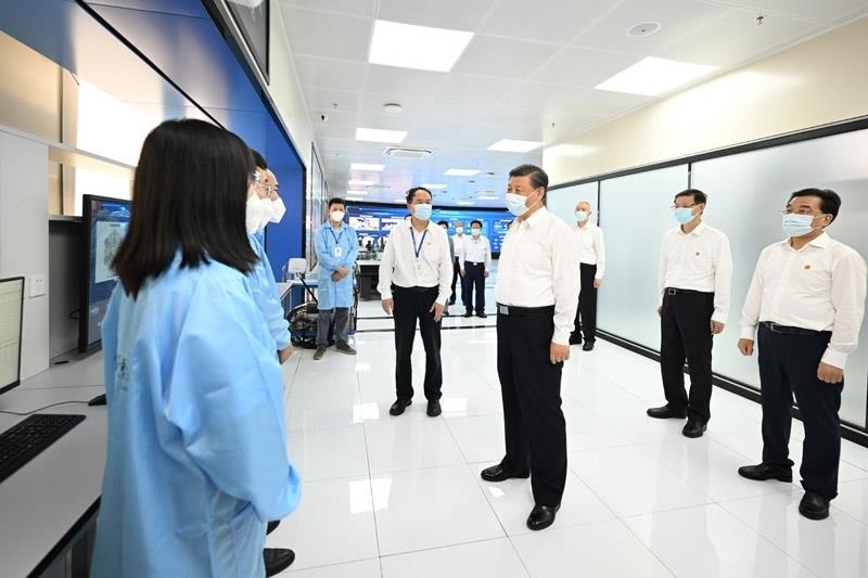 2023年7月6日，習(xí)近平總書記在江蘇南京市考察紫金山實驗室時，同科研人員親切交流。