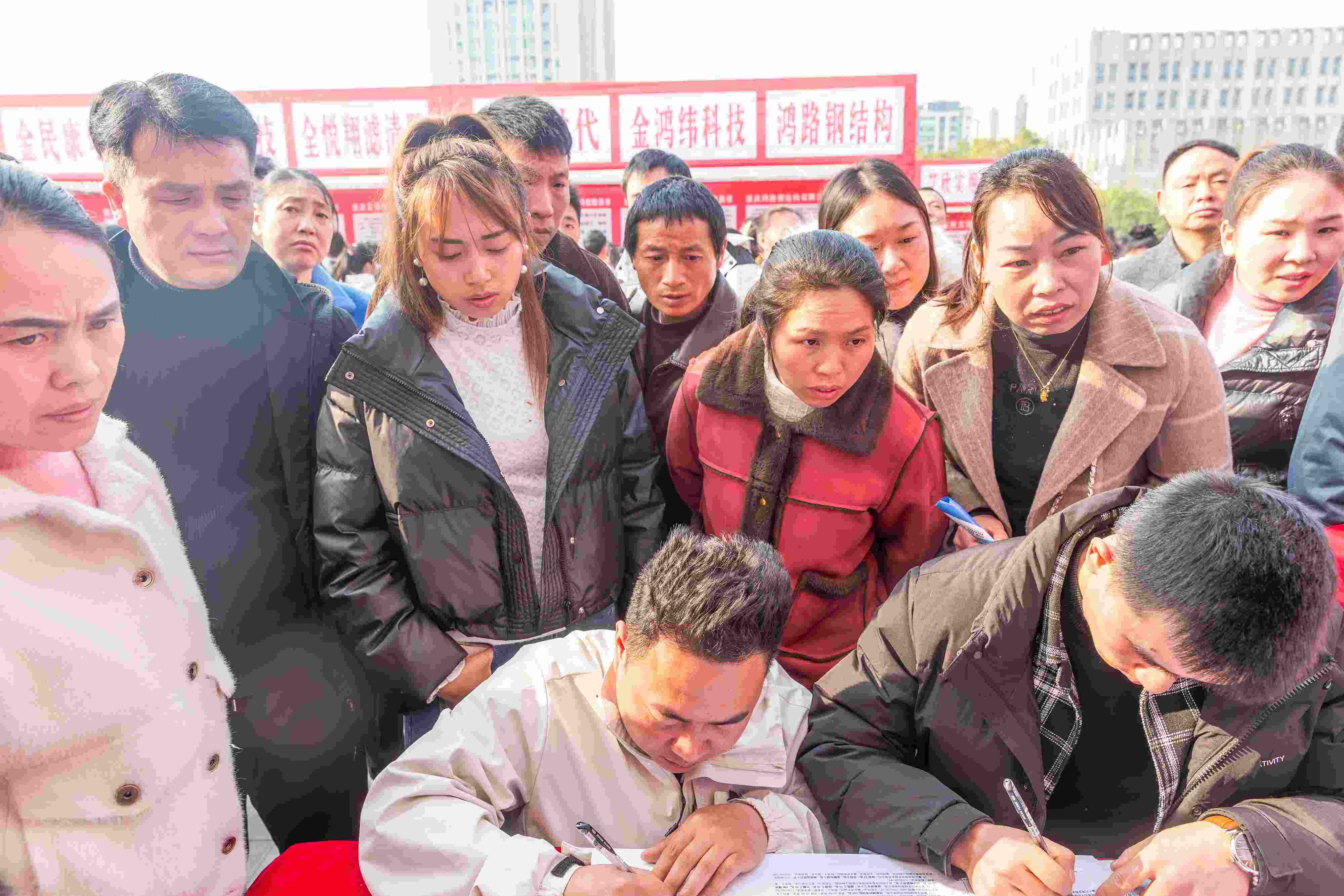 △ 2024年2月19日，重慶市南川區(qū)舉辦2024“春風(fēng)行動(dòng)”招聘會(huì)，為企業(yè)和求職者牽線搭橋，助力務(wù)工人員返崗就業(yè)、企業(yè)復(fù)產(chǎn)復(fù)工。