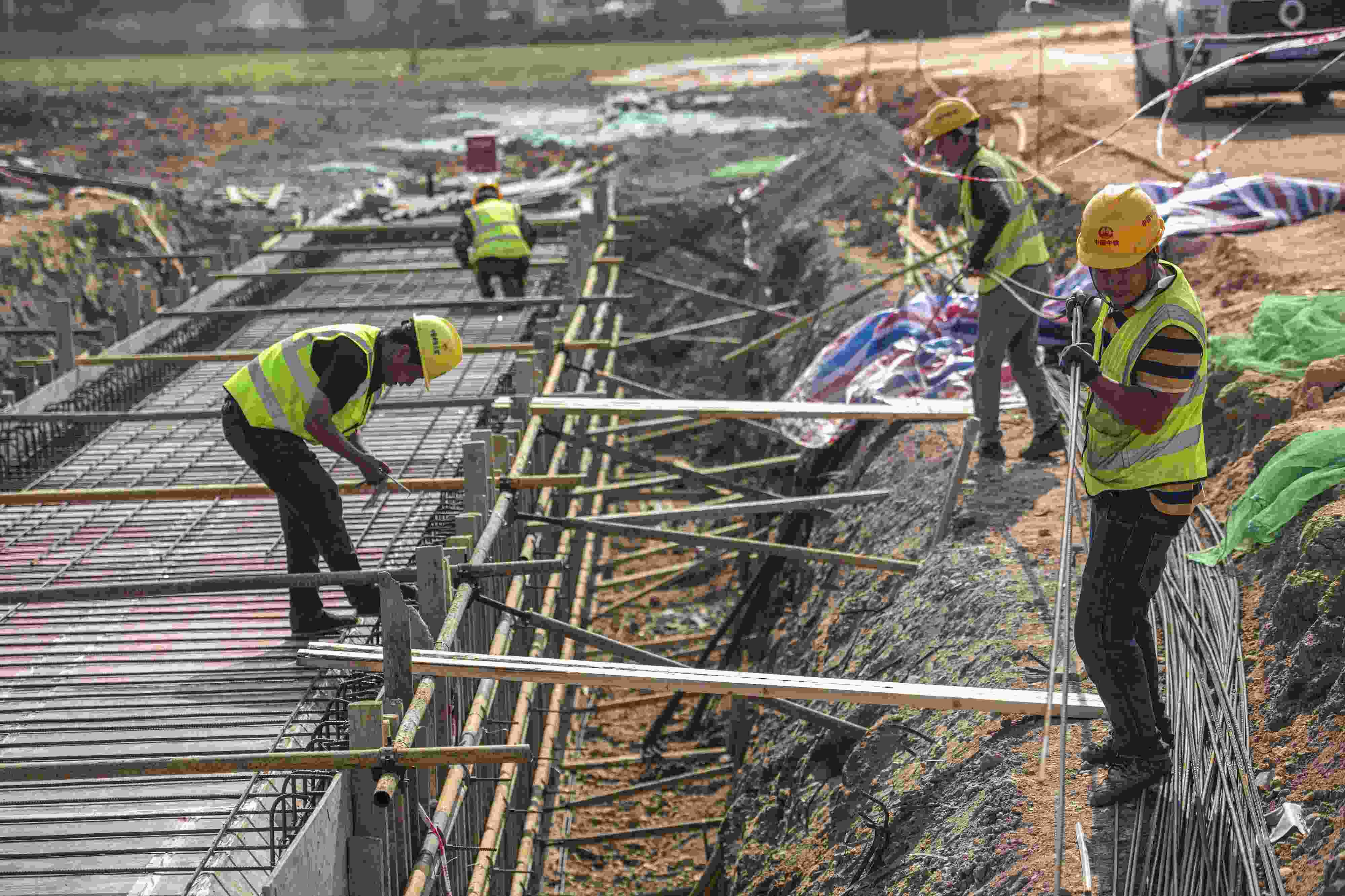 △ 2024年2月20日，海南省瓊海市，工程機(jī)械在博鰲樂(lè)城國(guó)際醫(yī)療旅游先行區(qū)康健路上加緊施工。