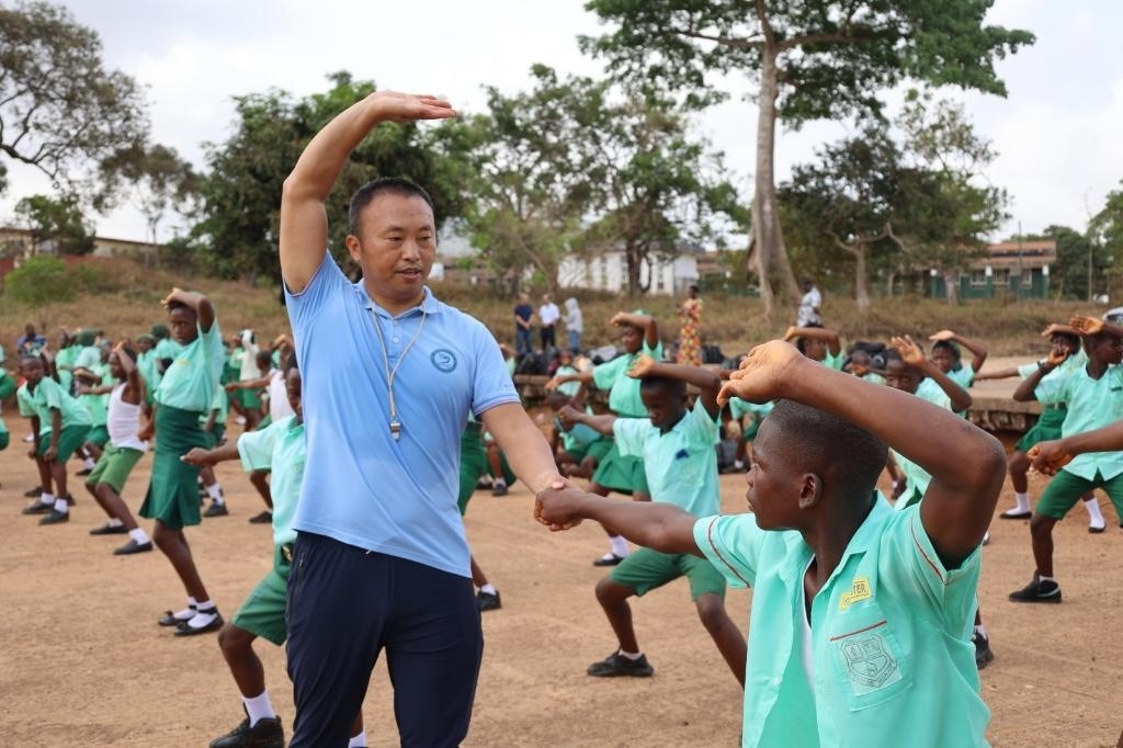 2月20日，在塞拉利昂首都弗里敦，來自塞拉利昂大學孔子學院的武術(shù)教師劉偉在為當?shù)貙W生上武術(shù)課。