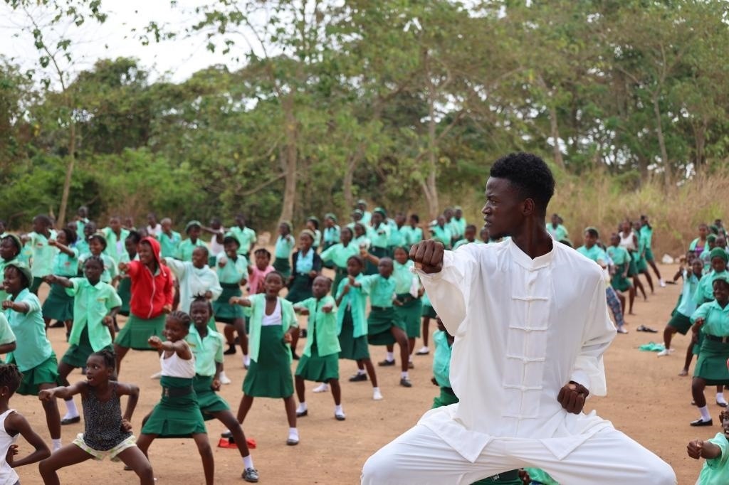 2月20日，在塞拉利昂首都弗里敦，當?shù)貙W生在上武術(shù)課。